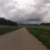 Dunkle Wolken in Fahrtrichtung