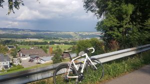 Blick zum Mutschellen und den Regenwolken über dem Limmattal