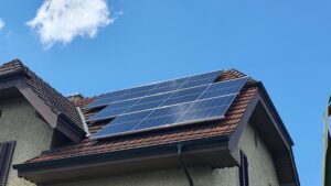 Dach mit PV-Anlage